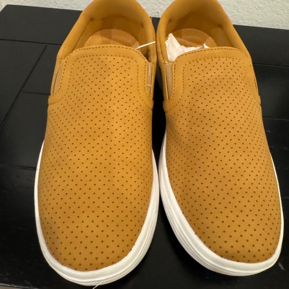 New Comfort & Soft Tan Suede Slip on Sneakers Comfort Shoes Size 7.5 MSRP $45 - Picture 5 of 6